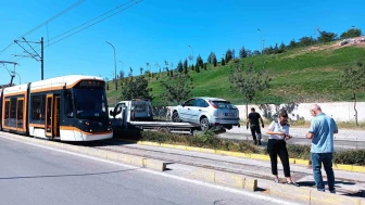 Sürücü Kontrolü Kaybetti, Tramvay Yoluna Girdi