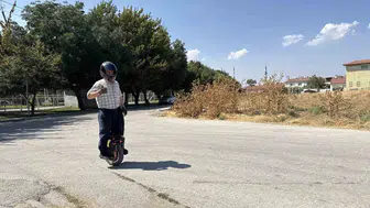 Eskişehirli 60 yaşındaki Muhammet amca tek tekerli kaykayla 4 bin kilometre yol yaptı