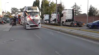 Eskişehir'de evlenen yeğenine 7 tırlık konvoy sürprizi yaptı