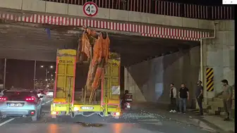 Eskişehir’de Üst Geçide Sıkışan Tır Trafiği Aksattı