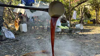 Eskişehir’de üzümler geleneksel yöntemle pekmeze dönüştürülüyor