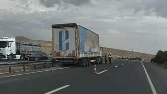 Sivrihisar’da kontrolden çıkan tır bariyerlere çarptı