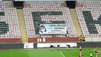 Nefer Tribünü’nde anlamlı pankart dikkat çekti