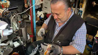 8 yaşında başladı, 43 yıldır ayakkabı tamir ediyor