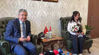 Eskişehir'de yerde bulduğu Türk bayrağını kaldıran kurye valilikte ağırlandı
