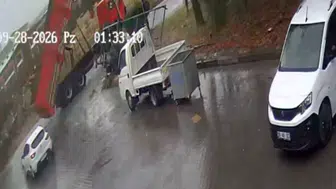 Damperi Açık Kalan Kamyon Giriş Kapısını Yıktı