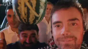 Eskişehir’de Kafasında Karpuzla Murat Dalkılıç’la Poz Verdi
