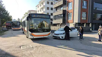 Eskişehir’de Belediye Otobüsü İle Otomobil Çarpıştı: 2 Yaralı