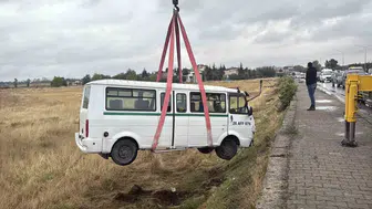 Eskişehir'de otomobil ile minibüs çarpıştı, minibüs tarlaya uçtu