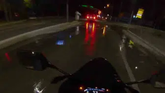 Göle dönen caddede motosiklet sürücüsünün zor anları kameraya yansıdı