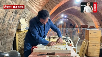 Ağacı Sabırla Şekillendiren Sanatçı Seri Üretime Direniyor