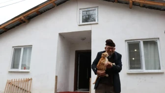 Kedisine Sarıldığı Kareyle Tanınmıştı: Ali Meşe 93 Yaşında Vefat Etti