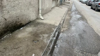 Eskişehir’de Klima Suyu Dondu, Kaldırım Yayalara Tuzak Oldu