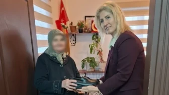 Eskişehir'de Bir Muhtar, Ayakkabısı Olmayan Yaşlı Kadının Yüzünü Güldürdü