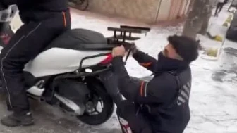 Eskişehir’de Kurye Buzlu Zeminde Motosiklet Arkasında Kaydı