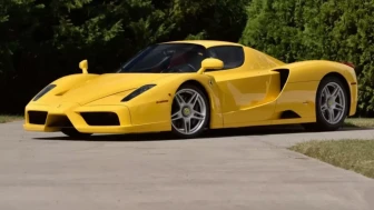 Asfaltın sarı fırtınası tarihe geçti: Sadece 1.050 kilometredeki Ferrari Enzo 17,9 milyon dolara rekor kırdı!