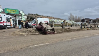 Eskişehir’de Yağış Sonrası Takla Atan Otomobilde 3 Kişi Kurtuldu