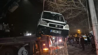 El Freni Çekilmeyen Araç Porsuk Çayı’ndan 4 Saatte Çıkarıldı