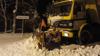 Büyükşehir ekiplerinden gece boyu kar mesaisi