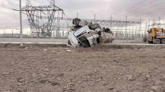 Mandalina Yüklü Tır Kontrolden Çıktı: Yol Ulaşıma Kapandı