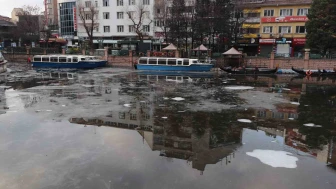 Donan Porsuk Çayı’nın buzu erimeye başladı