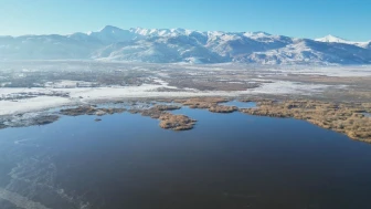 Afyonkarahisar’da Eber Gölü Buz Tuttu