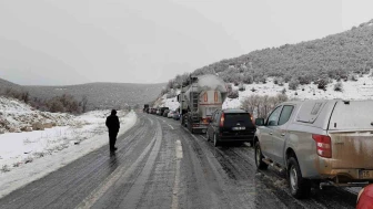 Seyitgazi Kırka Yolunda Uzun Araç Kuyrukları Oluştu