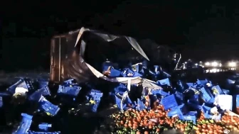 Kaygan Yol Felakete Davetiye Çıkardı: Meyve Yüklü Tır Yan Yattı