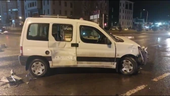 Kütahya Tavşanlı’da Ambulans ile Otomobil Çarpıştı: 1 Yaralı