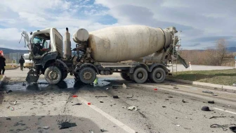 Kütahya’da Beton Mikserleri Çarpıştı: 2 Kişi Yaralandı