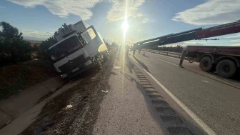 Peynir Yüklü Kamyon Refüje Girdi