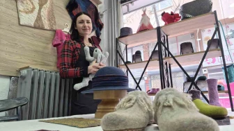 Rusya’da Öğrendi, Eskişehir’de Ustalaştı: Keçeden Ayakkabı Üretiyor