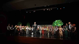 “Gülmek Serbest, Akıl Şart” Sahnesi Ayakta Alkışlandı