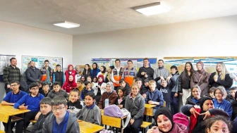 Kütahya'da Üniversite Öğrencileri Miniklerin Yüzünü Güldürdü