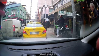 Trafik Kurallarını Hiçe Sayan Motosikletli Kaldırımda İlerledi