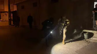 Bursa Yıldırım'da sokak ortasında silahlı hesaplaşma: Bir kişi bacağından vuruldu