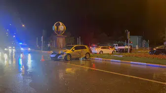 Erzincan'da sağanak kazaya davetiye çıkardı: Kavşakta iki araç çarpıştı
