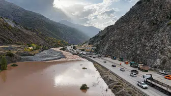 Erzincan-Erzurum kara yolunda sel felaketi: Sansa Deresi'nde ulaşım durma noktasına geldi