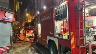 Esenler'de gece yarısı korkutan çatı yangını: Beş katlı binada büyük panik