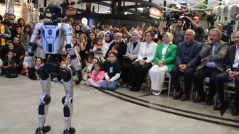 Kayseri'de teknoloji rüzgarı: İnsansı robot Mega sahneye çıktı