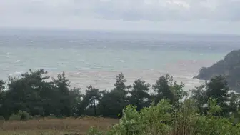 Bartın'da sağanak sonrası Karadeniz'in rengi değişti: Çamurlu sular kıyıya ulaştı