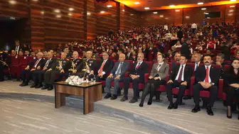 Van'da Cumhuriyet coşkusu yağmura rağmen kapalı alana taşındı