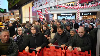 Ataşehir'de market açılışına dev ilgi: 60 bin kişi indirimli ürünler için sıraya girdi