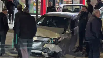 Dadaşkent'te seyir halindeki otomobilin direksiyonu kilitlenince zincirleme kaza yaşandı