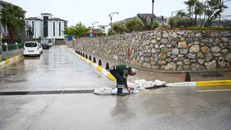 Kuşadası'nda sağanak mesaisi: Tıkanan giderler için ekipler teyakkuza geçti