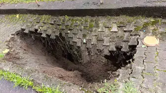 Ereğli'de sağanak yağış sonrası kaldırımda derin çöküntü oluştu