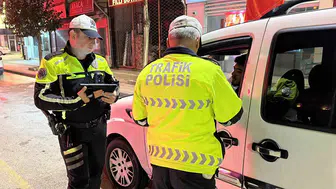 Alaca'da trafik denetimi: 49 sürücüye 135 bin lirayı aşan ceza kesildi