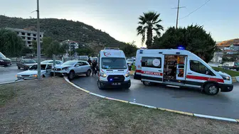 Söke Madenciler Kavşağı'nda iki otomobil çarpıştı: 2 yaralı