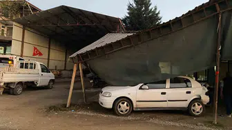 Osmaneli'de kamyonla çarpışan otomobil kıraathanenin içine daldı