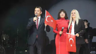 Osmangazi'de yağmura rağmen Cumhuriyet coşkusu: Göksel meydanı ısıttı